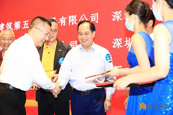 鹏瑞集团执行董事、总裁李维宣告“十年持久合作奖”.jpg 鹏瑞集团执行董事、总裁李维宣告“十年持久合作奖”.jpg